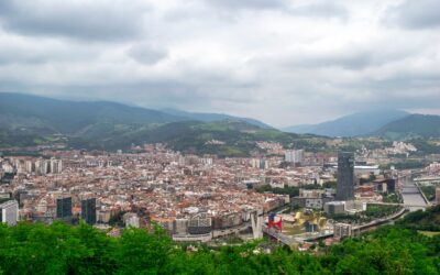 Vender piso en Bizkaia: Cómo tributa el pacto sucesorio y la plusvalía municipal frente al resto de España